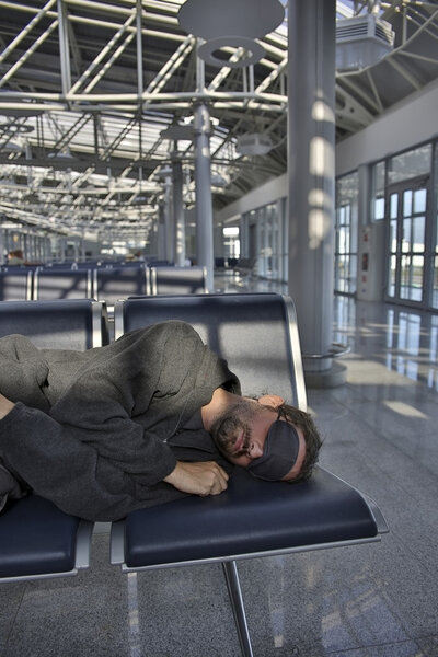 Спать в аэропорту с закрытыми глазами
