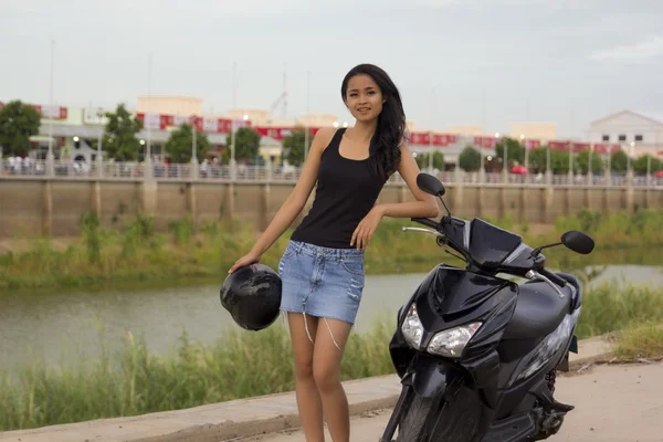 Sexy chica asiática con mini falda, casco, motocicleta en cambodia —  Fotos de Stock