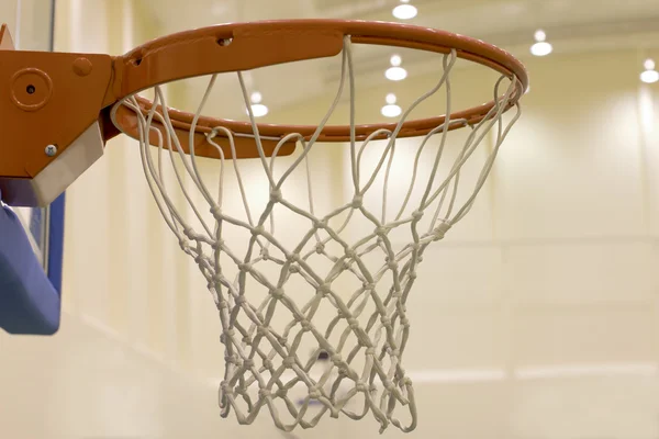 Scoring basket in basketball court — Stock Photo, Image