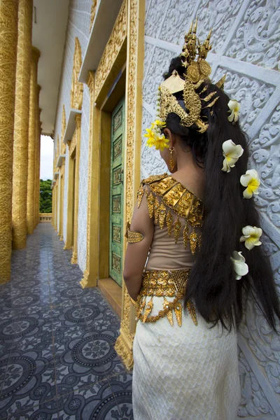 Actuación de bailarina Apsara en el templo —  Fotos de Stock