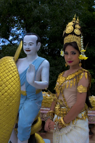 Apsara Dançarina Performance em Templo — Fotografia de Stock