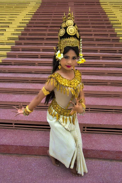 Танцюрист Apsara продуктивність в храмі Стокове Зображення