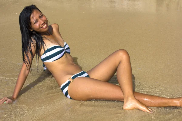 エキゾチックなビーチでセクシーなアジアの少女 — ストック写真
