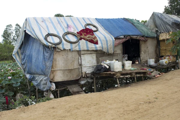 Casa muy pobre condición en favela — Stok fotoğraf