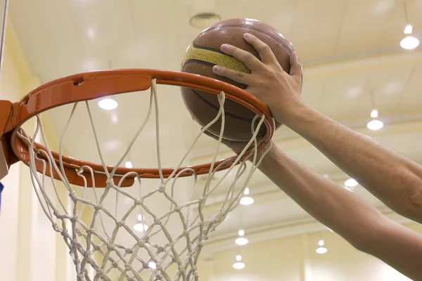 Canasta de puntuación en cancha de baloncesto —  Fotos de Stock