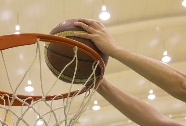 Scoring korg i basketplan — Stockfoto