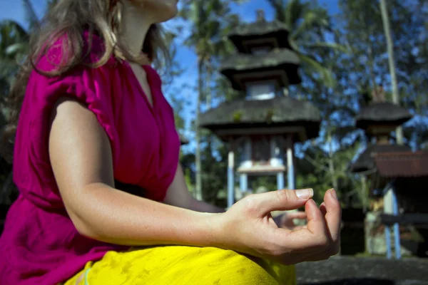 Yoga in balinese temple — Stock Photo, Image