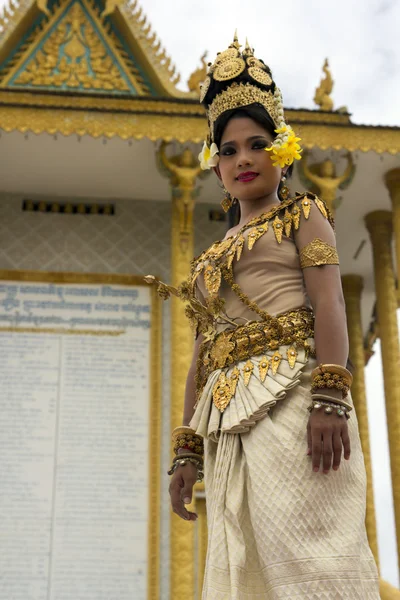 Apsara-Tänzerin tritt im Tempel auf — Stockfoto