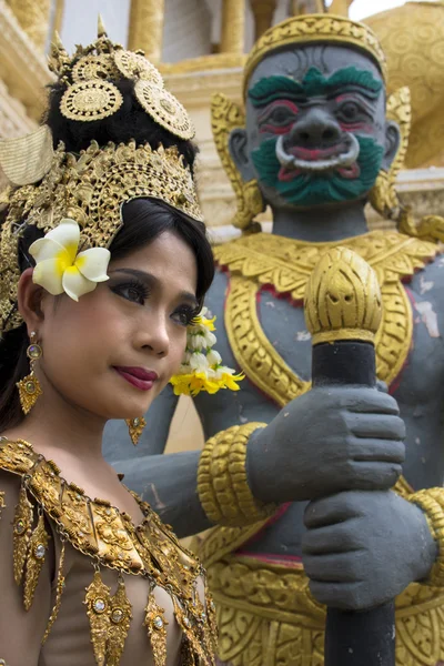 Apsara-Tänzerin tritt im Tempel auf — Stockfoto
