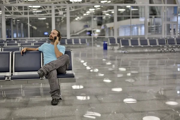 Talking on phone at airport — Stock Photo, Image