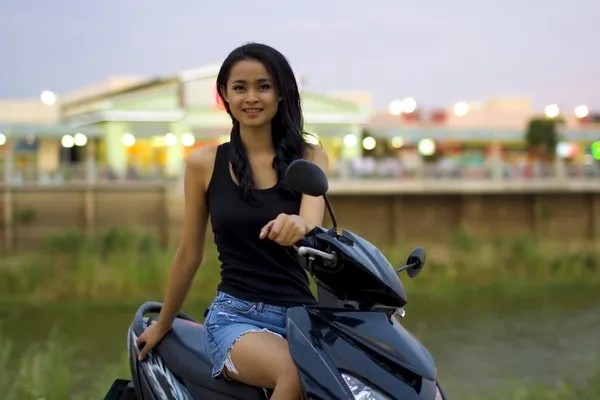 Motosiklet ile güzel Asyalı kız