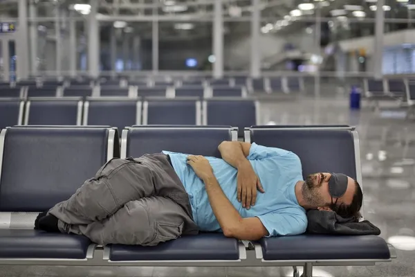 Κοιμάται στο αεροδρόμιο με Κάλυπτρο ματιού Εικόνα Αρχείου