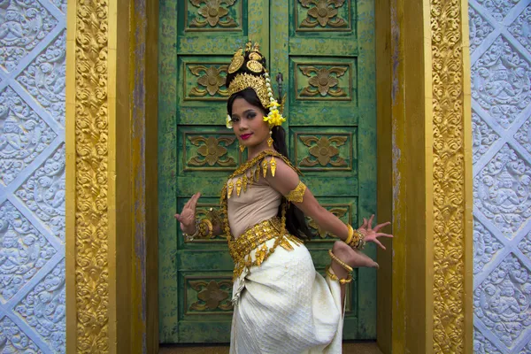 Apsara Dancer Performance in Temple — Stok fotoğraf