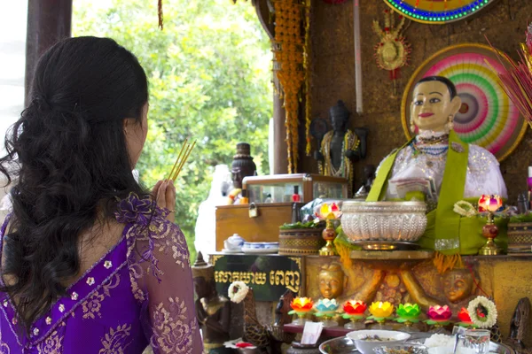Menina asiática orando no templo — Fotografia de Stock