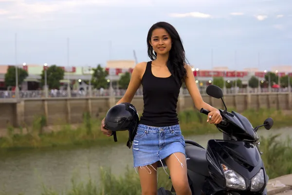 Wunderschöne asiatische Mädchen mit Motorrad — Stockfoto