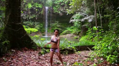 şelale borneo yağmur ormanlarında seksi dansçı