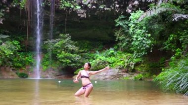 şelale borneo yağmur ormanlarında seksi dansçı