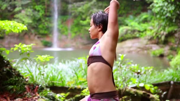在婆罗洲雨林的瀑布上的性感舞者 — 图库视频影像