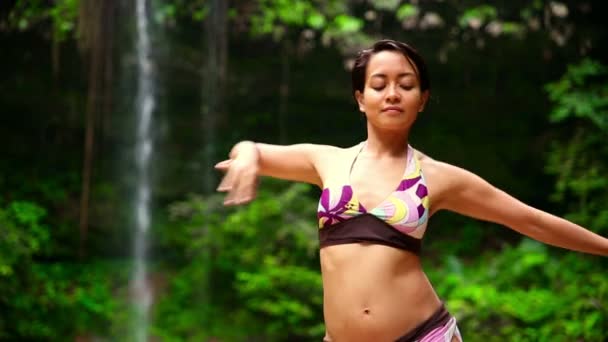 Sexy dancer on waterfall in borneo rainforest — Stock Video