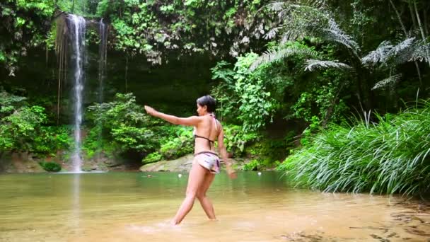 在婆罗洲雨林的瀑布上的性感舞者 — 图库视频影像