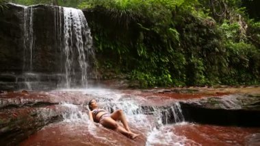 şelale nehirde uzanarak bikini ile seksi kız