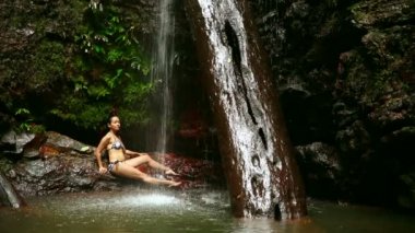 şelale nehirde uzanarak bikini ile seksi kız