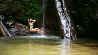 şelale nehirde uzanarak bikini ile seksi kız