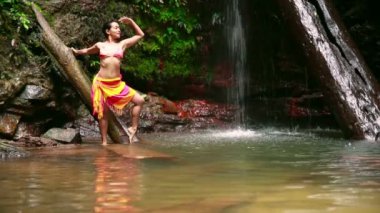 rainforest şelale içinde poz bikini ile seksi kız