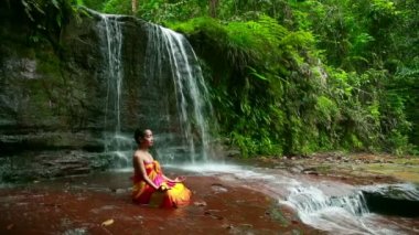 borneo yağmur ormanı şelale yüz boyama ile meditasyon