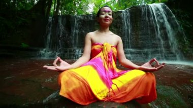 borneo yağmur ormanı şelale yüz boyama ile meditasyon