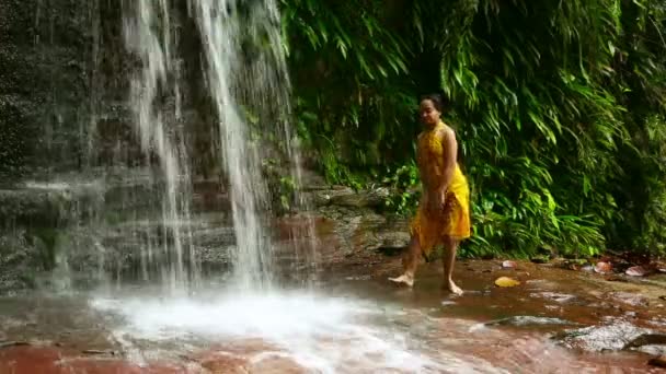 Sexy tanečnice na vodopád v deštných pralesů Bornea — Stock video