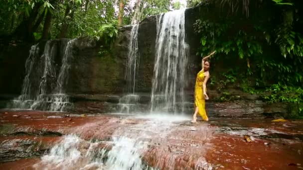 Sexy dancer on waterfall in borneo rainforest — Stock Video