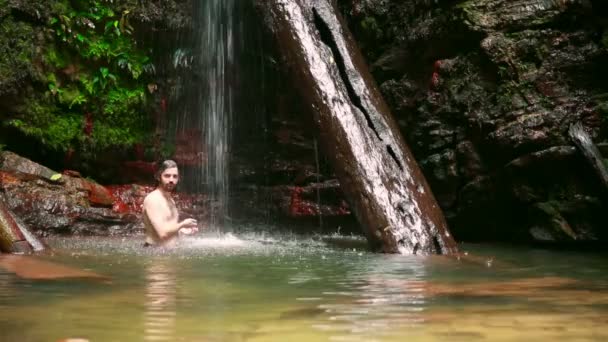 Caucasiano homem desfrutando em cachoeira debaixo d 'água — Vídeo de Stock