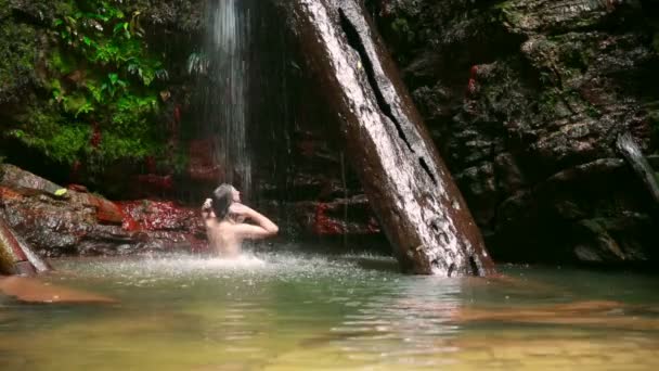 Caucasian man enjoying in waterfall under water — Stock Video