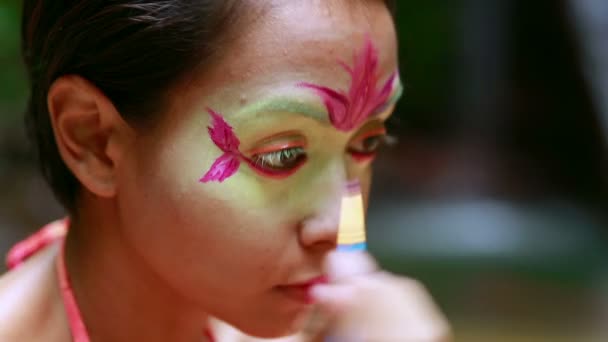 Племенная культура тропических лесов Борнео: живопись лиц — стоковое видео