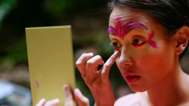 Borneo Rainforest Tribal Culture: Face Painting — Stock Video
