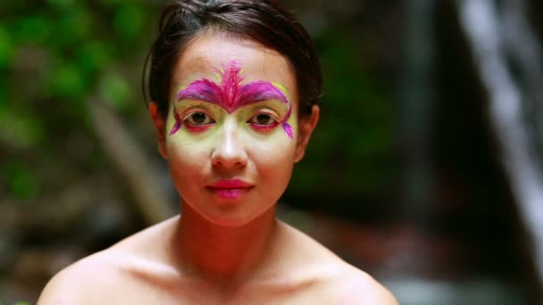 Borneo Rainforest törzsi kultúra: Arcfestés — Stock videók