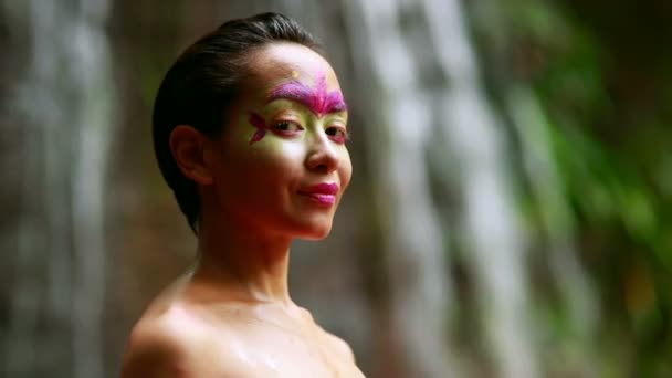 Stammeskultur im Borneo-Regenwald: Kinderschminken