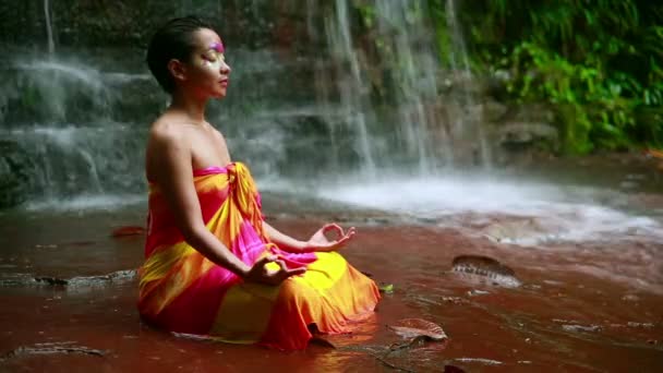 Mediteren met gezicht schilderen in borneo regenwoud waterval — Stockvideo