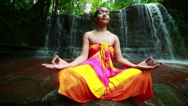 Meditar con pintura facial en la cascada de la selva borneo — Vídeos de Stock