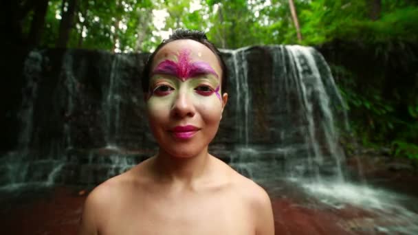 Meditieren mit Gesichtsbemalung im Borneo-Regenwald-Wasserfall — Stockvideo