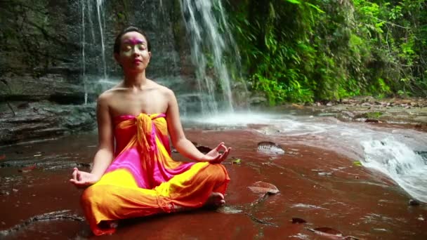 Meditar con pintura facial en la cascada de la selva borneo — Vídeo de stock