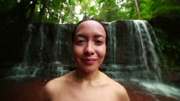 Tribal girl in forest posing on waterfall — Stock Video