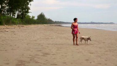 Asyalı kadın egzersiz köpeğini Beach