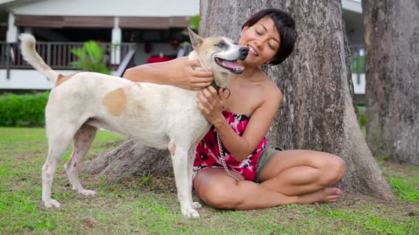 Ázsiai nő gyakorolja a kutyáját