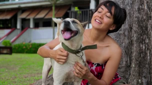Азиатская женщина тренирует свою собаку — стоковое видео