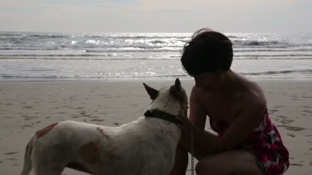 Asian woman exercise her dog at beach — Stock Video