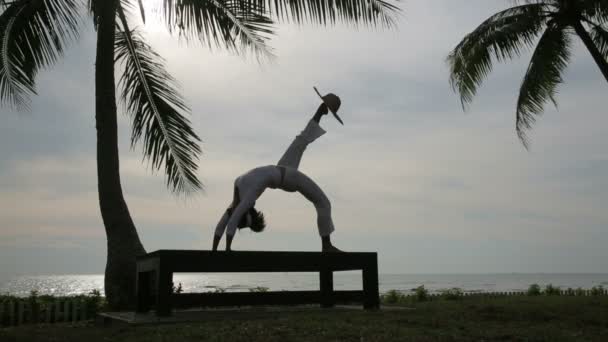 在海滩上的剪影瑜伽冥想 — 图库视频影像