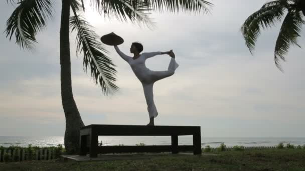 Медитация йоги силуэта на пляже — стоковое видео