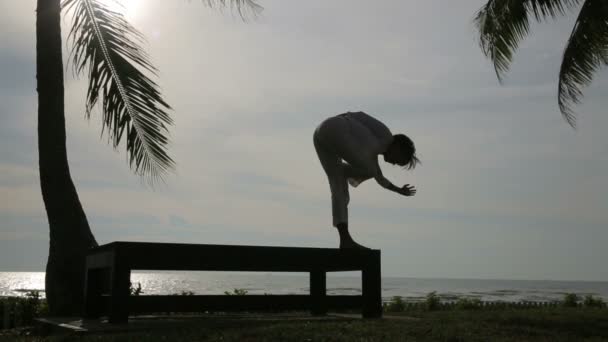 Silhouet yoga meditatie op strand — Stockvideo